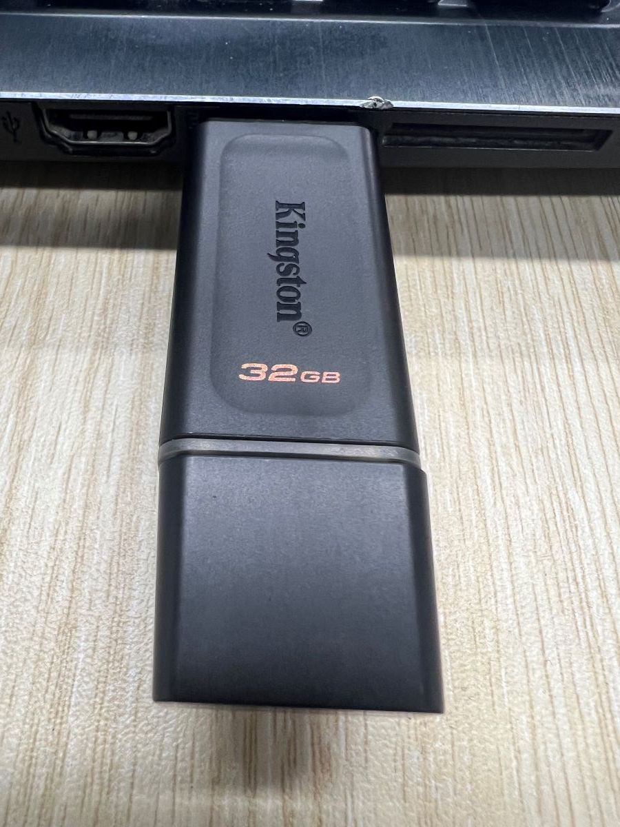 A Kingston USB is plugged into a laptop