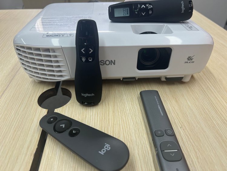 Logitech Laser Pointers with Norwii Laser pointer and Epson projector