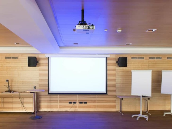 How To Roll Up A Projector Screen? Here’s 7 Types And Ways To Retract Them