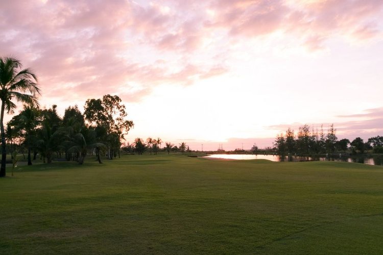 großer Hof vor Sonnenuntergang