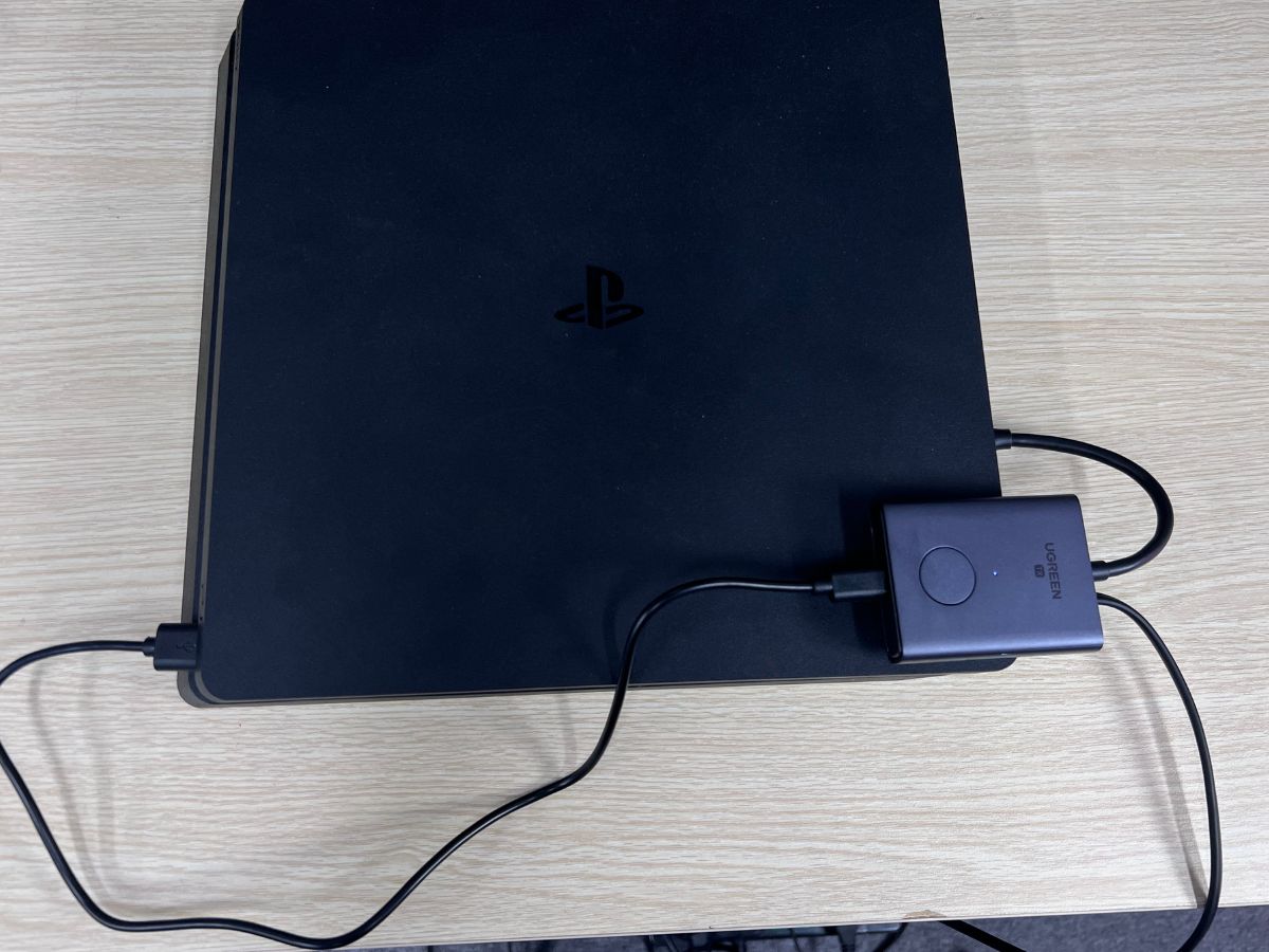 HDMI transmitter is connected to a PS4 via HDMI port