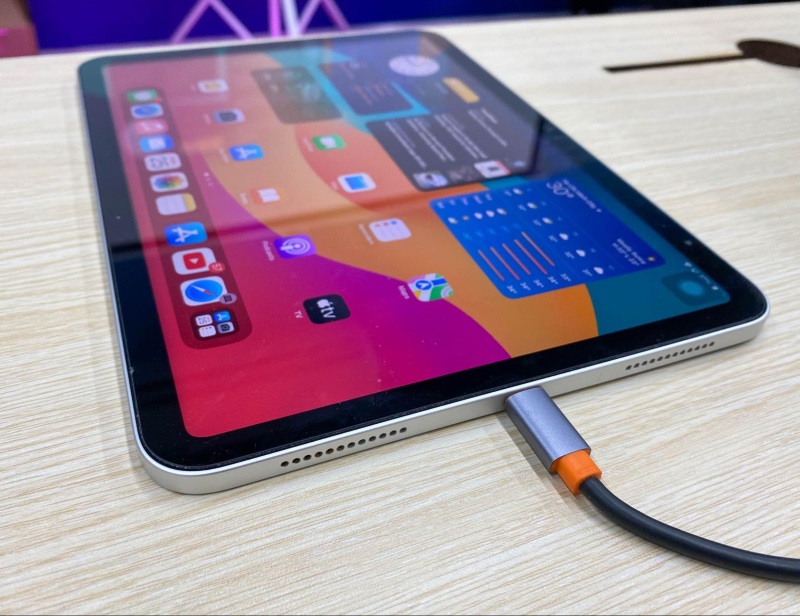 connecting a USB-C cable to an iPad