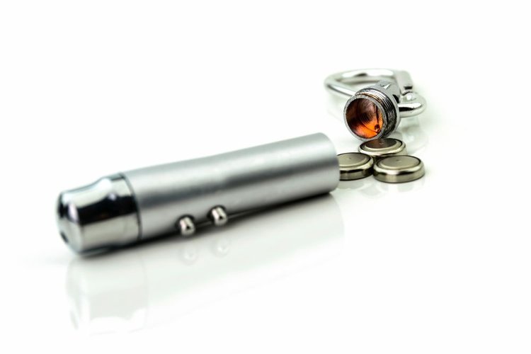 How To Fix A Broken Laser Pointer - Pointer Clicker How To Put Batteries In A Laser Pointer