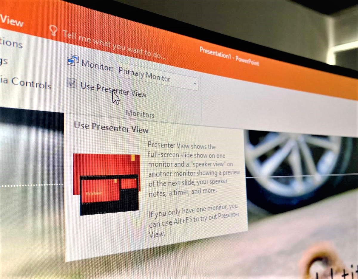The Use Presenter View option on a monitor