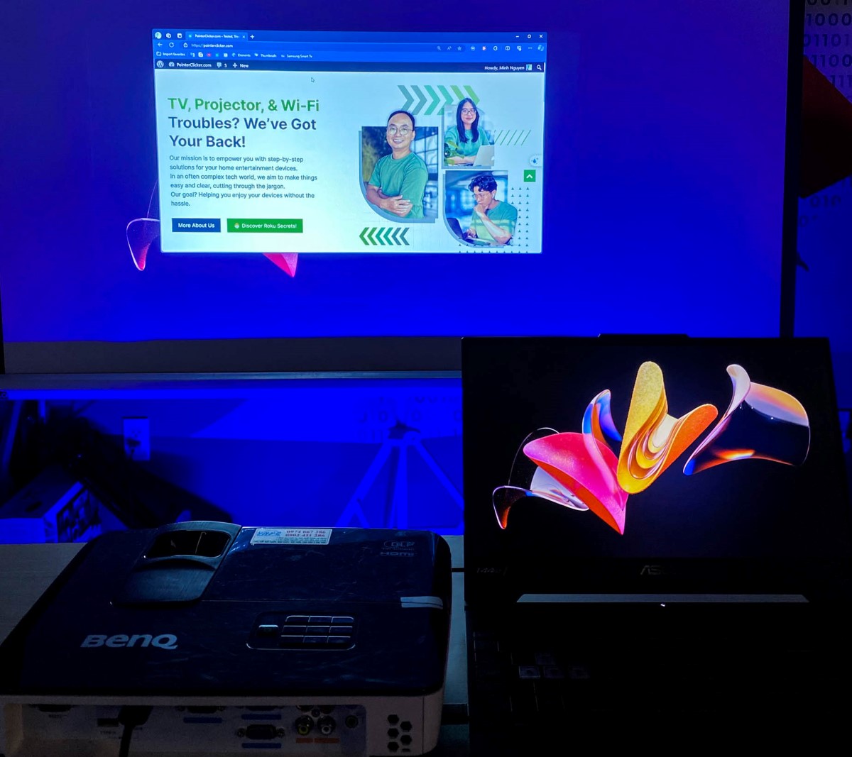 a Benq projector shows a separate screen while connecting to a laptop
