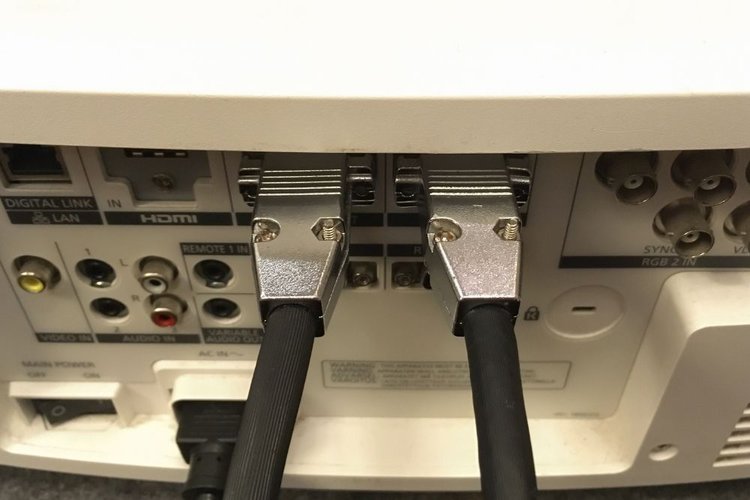 Schließen Sie ein Gerät an die USB-A-Anschlüsse des Projektors an