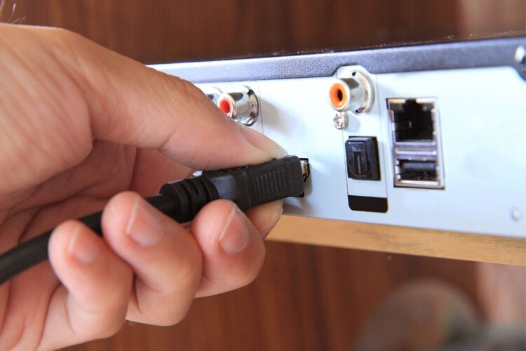 ein Nintendo Switch, der über den HDMI-Anschluss an einen Projektor angeschlossen ist