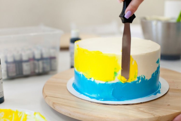 decorate a cake with projector