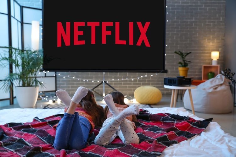 Familie schaut Netflix mit Projektor