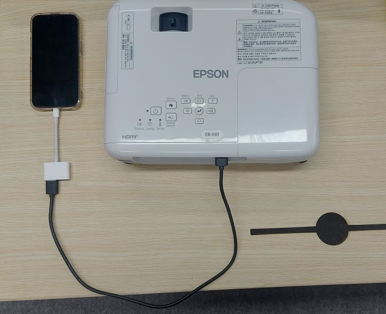 The diagram of an iPhone 13 Pro Max is connected to Epson projector via HDMI Lightning digital AV adapter