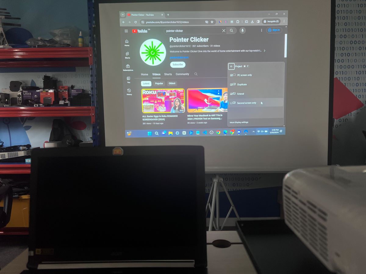 The projector is showing the laptop's screen and the laptop is showing black screen