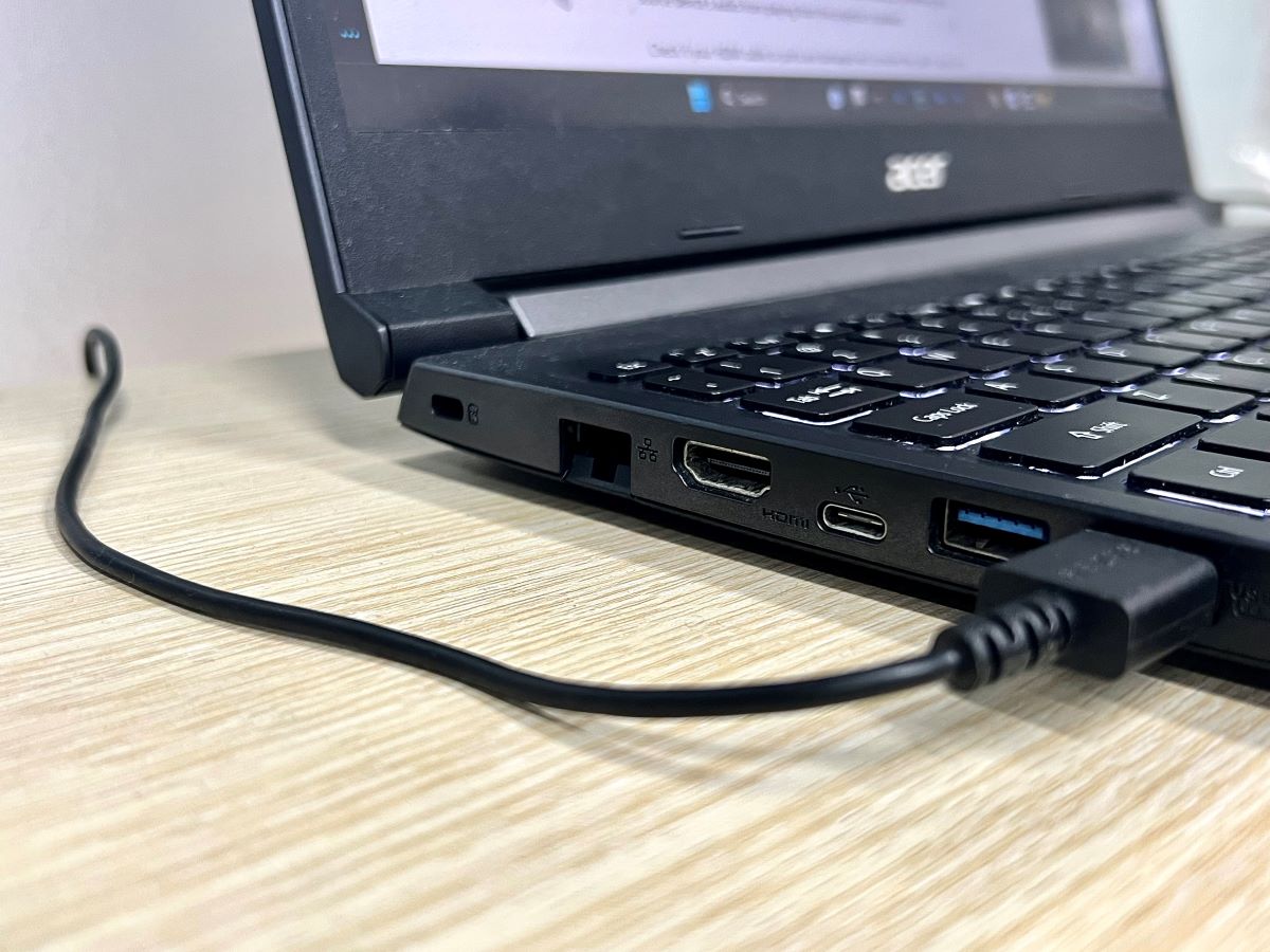 an acer laptop looked from side