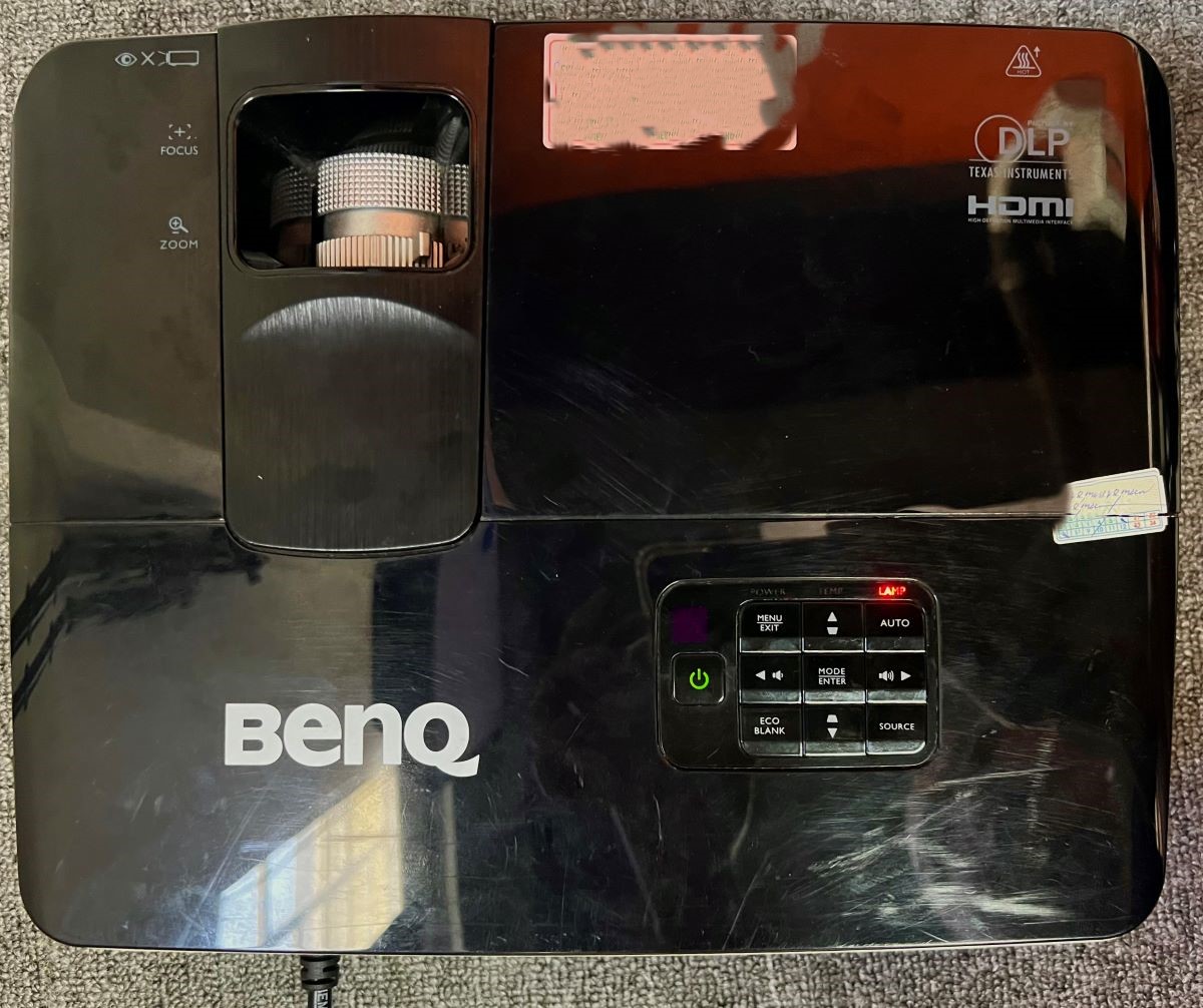 benq projector looked from above, lamp light flashes red