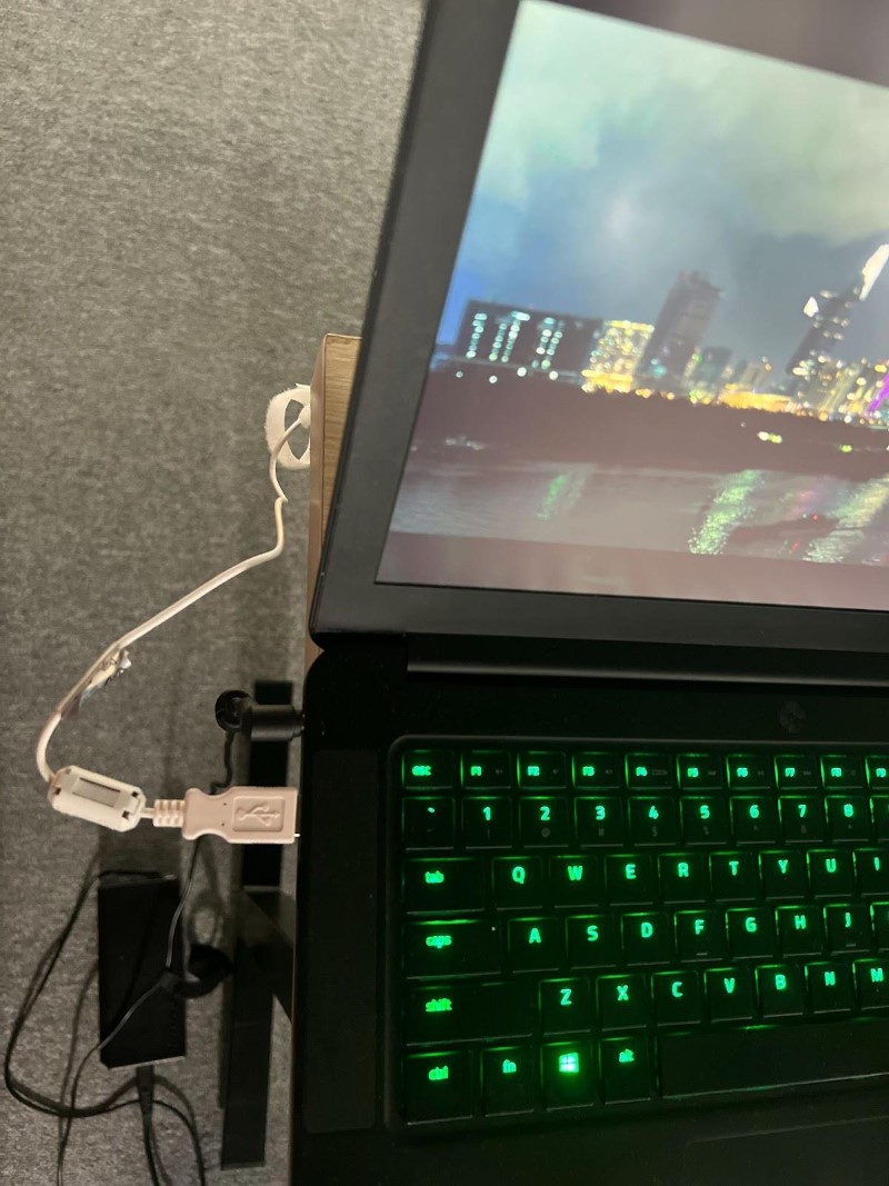 connect the USB cable of the SpyderX Elite colorimeter to the laptop
