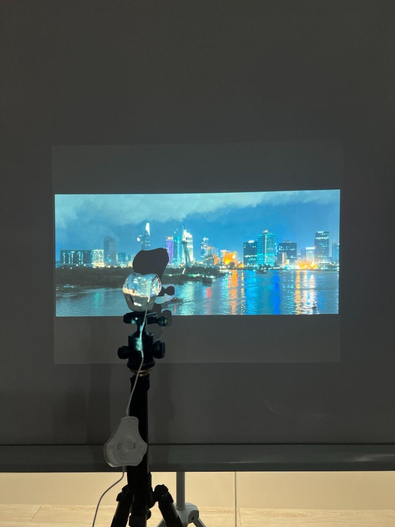 placing Datacolor SpyderX Elite colorimeter in front of the projector screen with a tripod