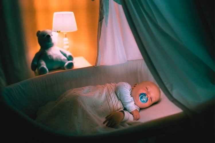 Ein Baby schläft in rosa Licht