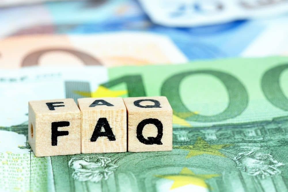 Briefe FAQ in Holzbuchstaben auf Euro-Währung