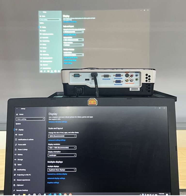 Why Does My Resolution Shrink When I Connect to a Projector? MacBook & Windows Guide
