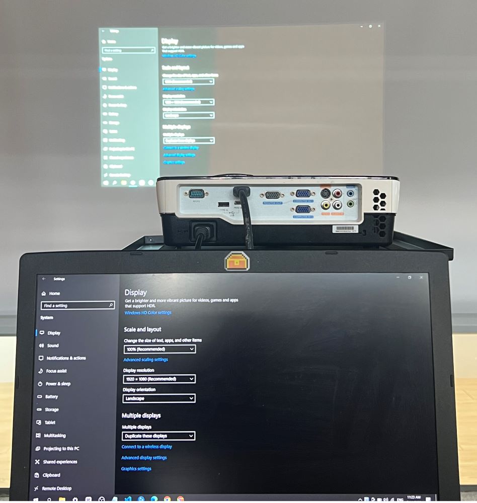 Windows 10 laptop is connected to a benQ projector and setting for resolution
