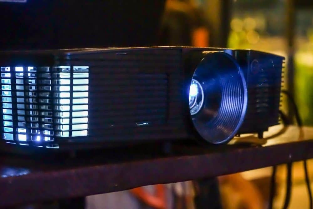 a DLP projector with 5000 hours lamp life-min