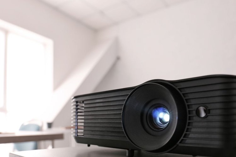 Projector Refresh Rate 101: The Complete Guide