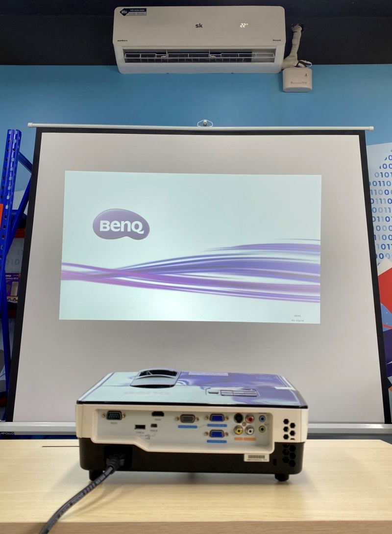 turning on the BenQ projector under an AC