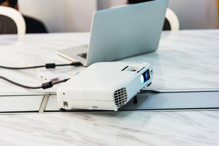 connect video projector to laptop by hdmi windows 10