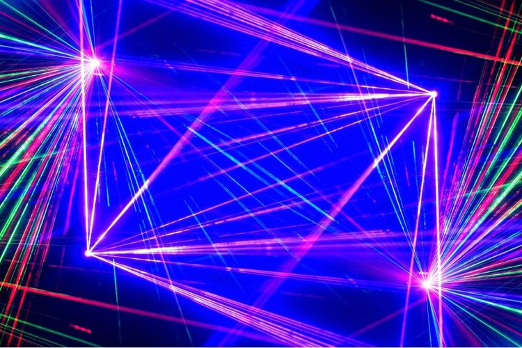 Lasershow, die vom Projektor projiziert wird