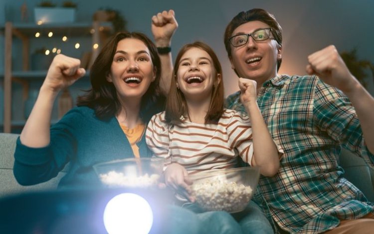 Eine Familie hat Spaß beim Filmschauen