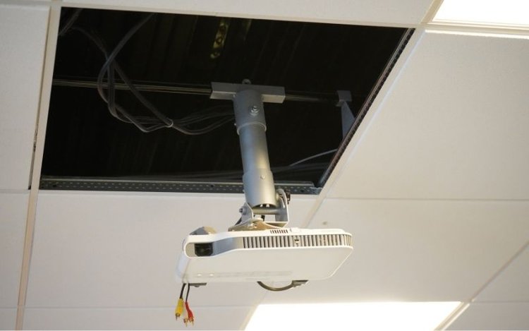 Installing the ceiling-mounted projector