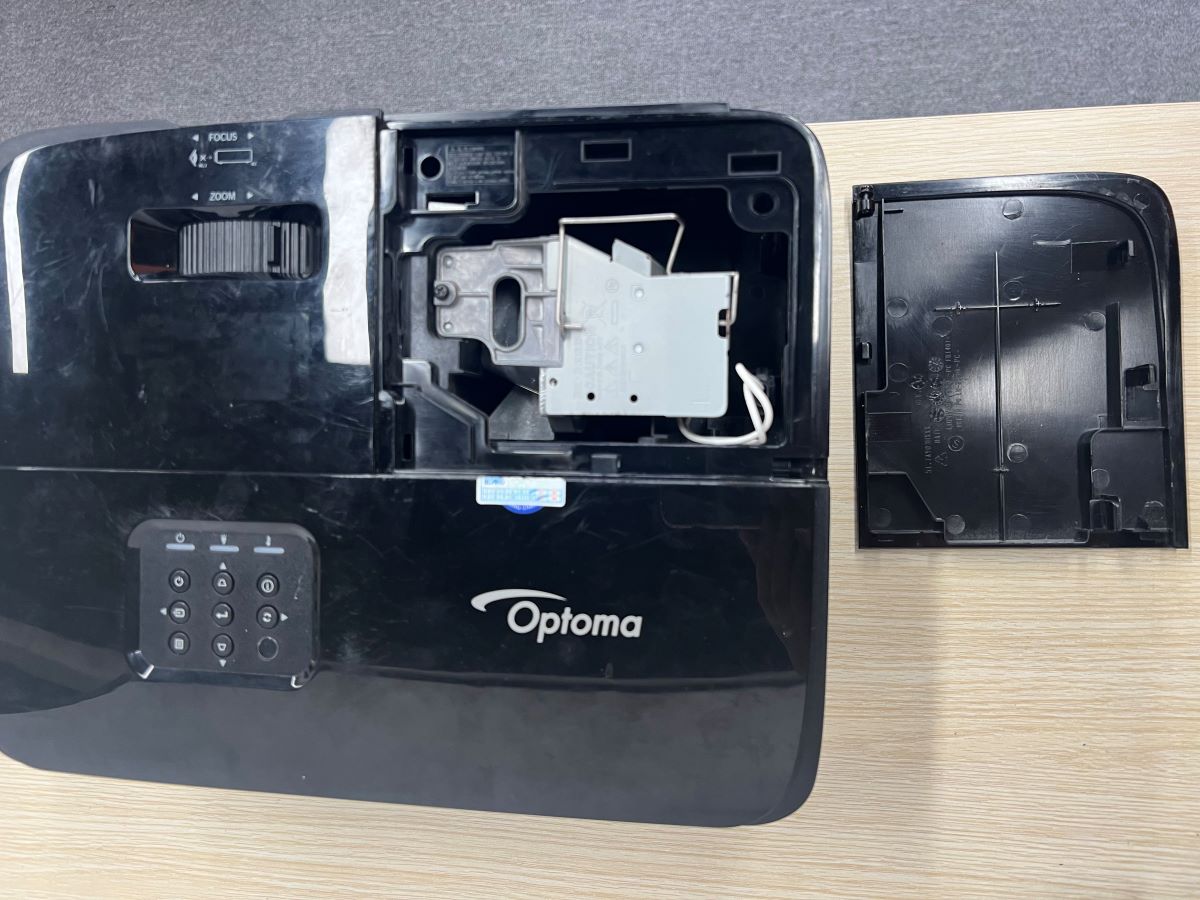 The cover case of the Optoma projector with the lamp is still attached to the projector