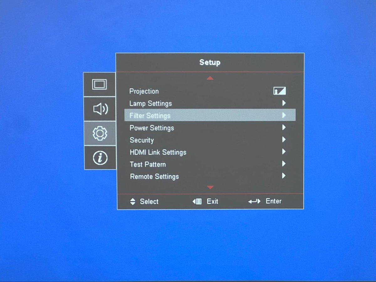 The filter settings is being selected on the Optoma projector menu