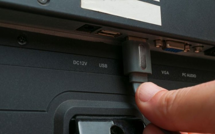 a HDMI cable is connected to a TV