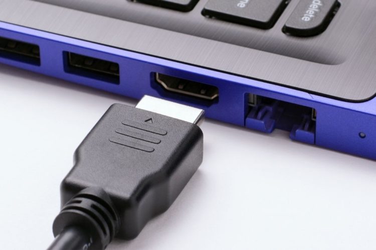 Eine Nahaufnahme des HDMI-Anschlusses auf einem blauen Laptop