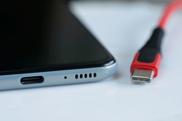 Which Phones Have HDMI Outputs? - Pointer Clicker