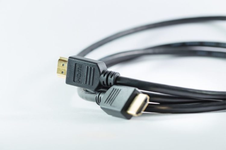 Ein langes schwarzes HDMI-Kabel