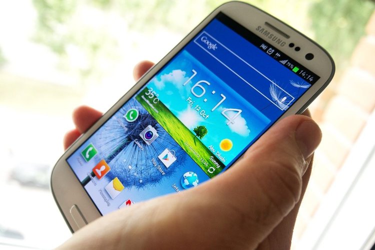 Which Phones Have HDMI Outputs? - Pointer Clicker
