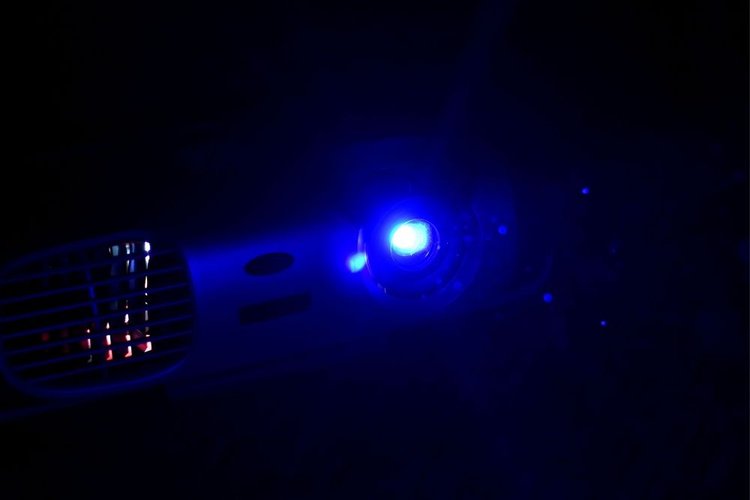 Flashing Blue Light on My Optoma Projector: How To Fix It?