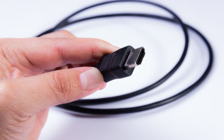 Mann, der das HDMI-Kabel überprüft