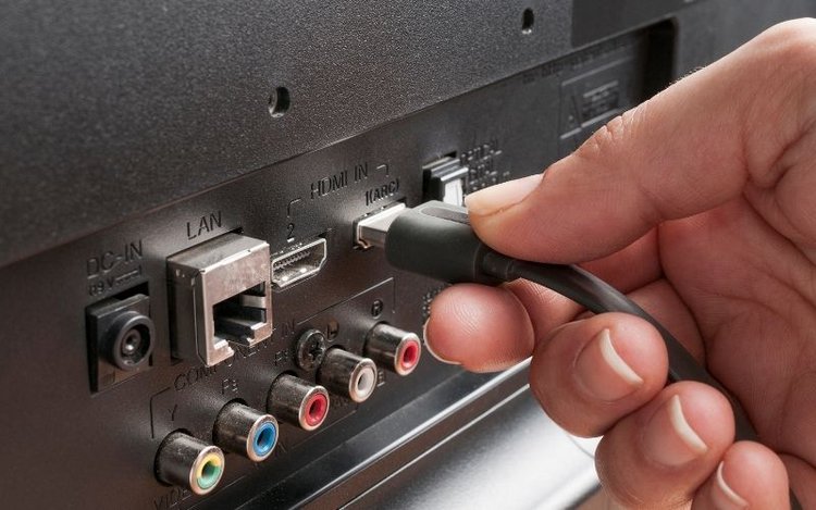 plug HDMI cable into device