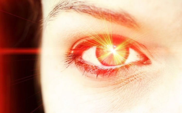 Signs of a laser pointer damage to the eye