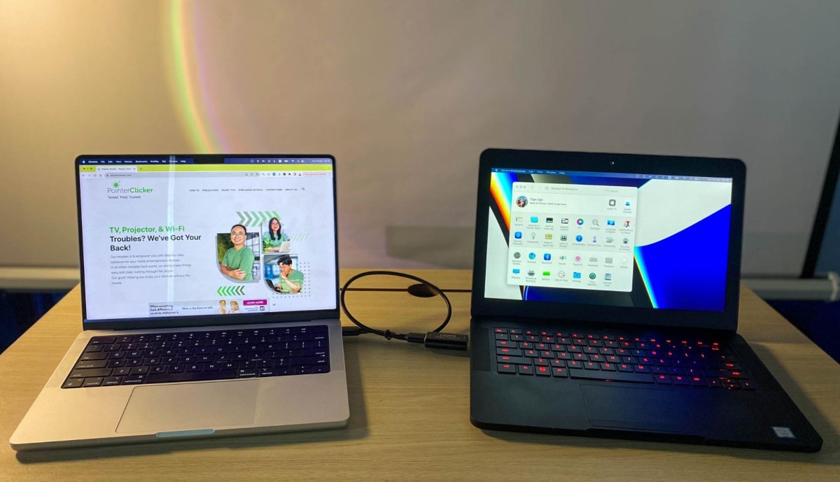 a Macbook and a Windows laptop are connected via a video capture card