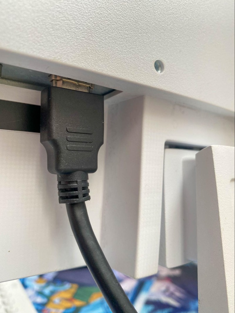 plug a HDMI cable into a monitor