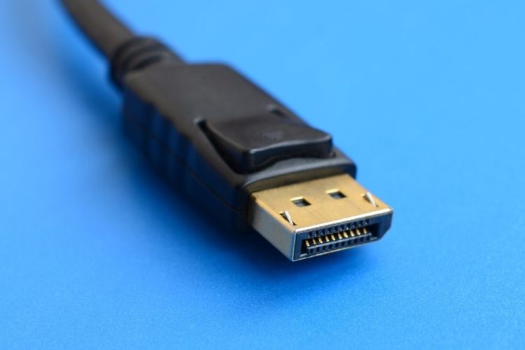 Nahaufnahme des Displayport-Kabels auf blauem Hintergrund