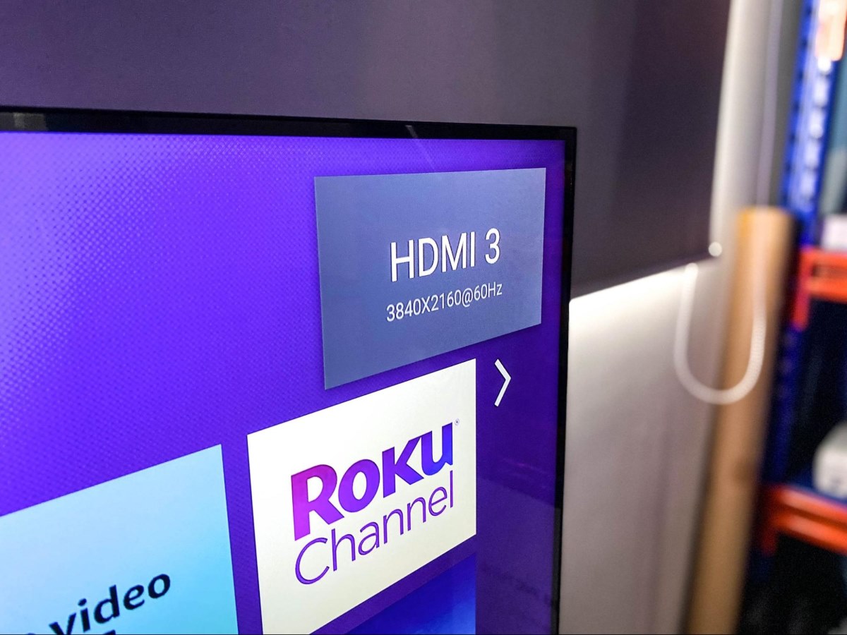 HDMI info banner on the Roku screen