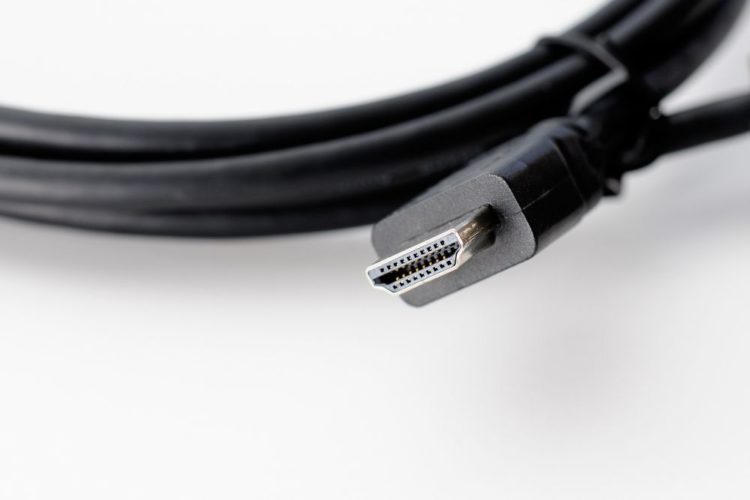 Langes schwarzes HDMI-Kabel