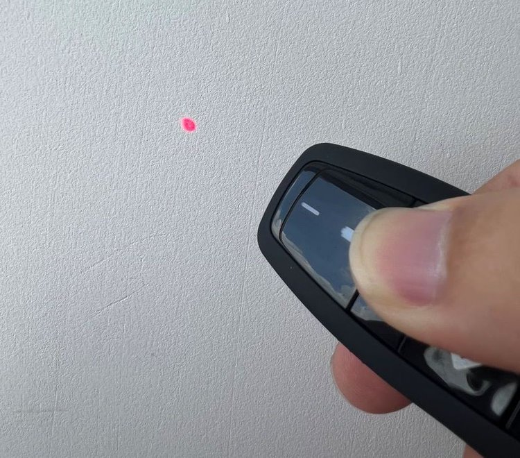 R400 laser pointer is pointing at a white wall causing speckle effect