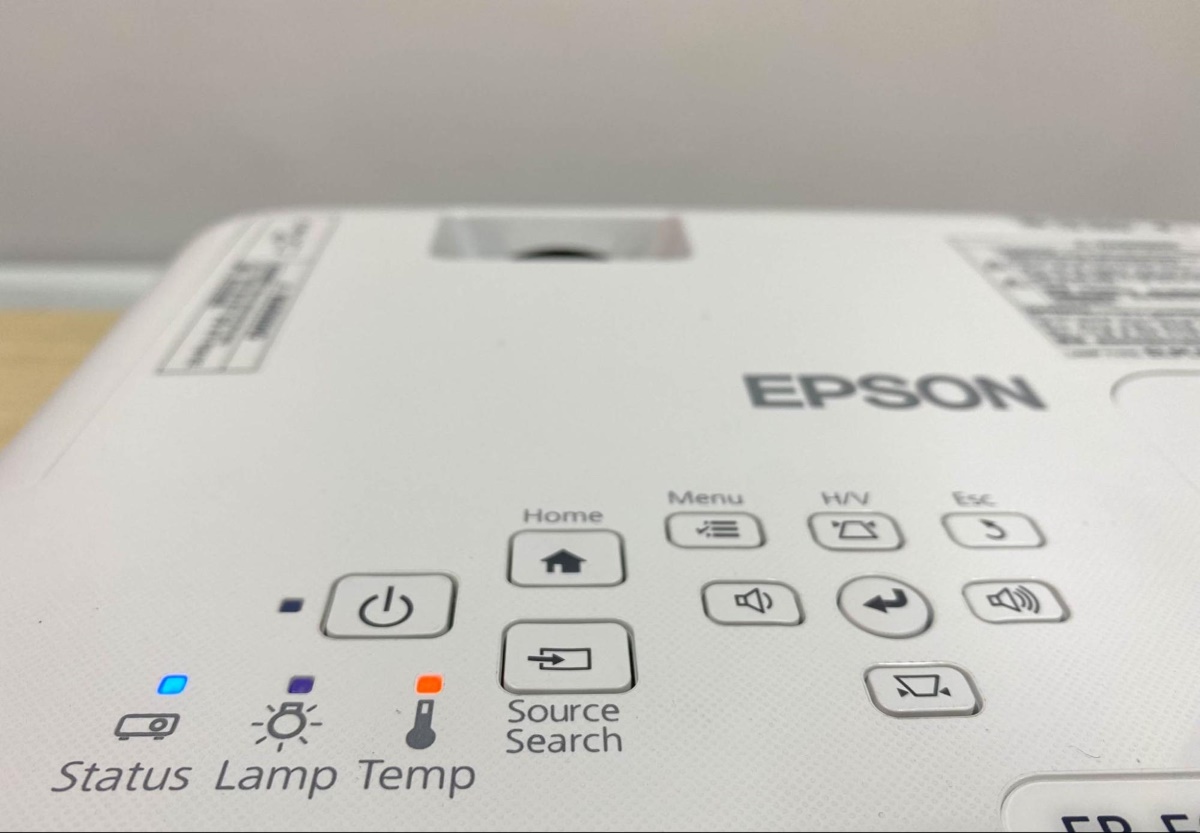 The temp indicator flashed orange while the Status indicator flashed blue on an Epson projector