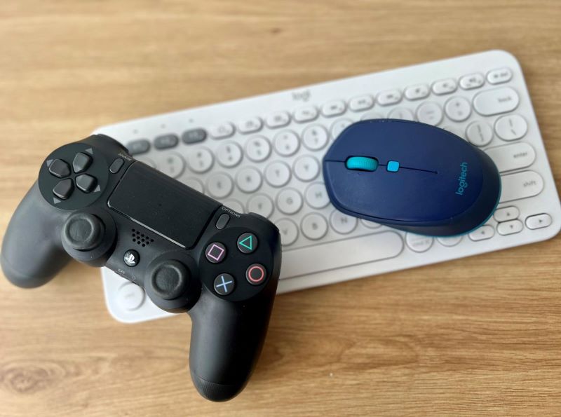 a PS4 controller, a Logitech Wireless keyboard and a Logitech Bluetooth mouse