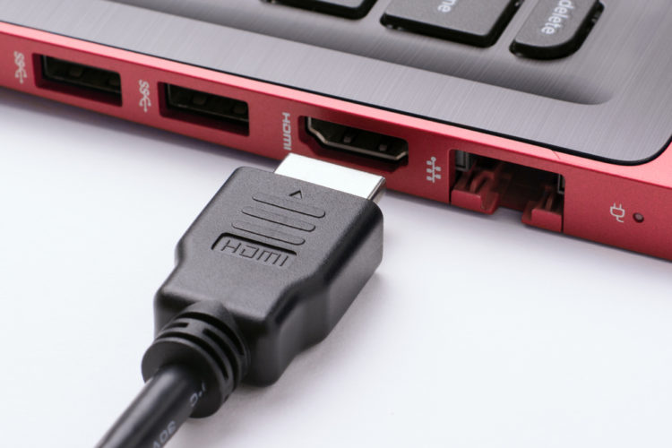 HDMI-Anschluss an einem roten Laptop